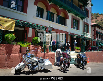 Die Copper Queen Hotel mit indischen Motorräder, geparkt, Front in der historischen alten Minenstadt Bisbee, AZ entfernt Stockfoto