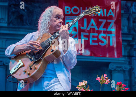 Liberec, Tschechische Republik. 11. Juli, 2019. Gitarrist Tuck Andress führt während der Bohemia JazzFest in Liberec, Tschechische Republik, 11. Juli 2019. Credit: Radek Petrásek/CTK Photo/Alamy leben Nachrichten Stockfoto