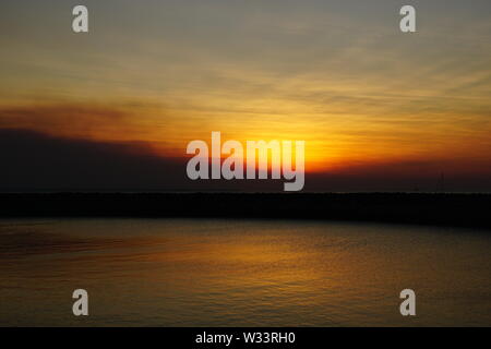 Magic Sunset Afterglow über tropischen Gewässern Stockfoto