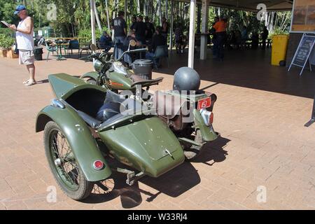 Alte Harley-Davidson Motorrad mit Beiwagen außerhalb einer Northern Territory Taverne Stockfoto