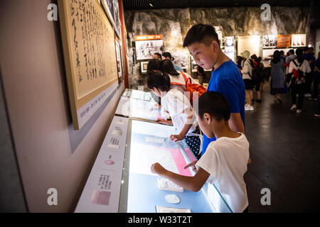 (190712) - SHIGATSE, Juli 12, 2019 (Xinhua) -- Menschen besuchen Sie das Museum des Mudanjiang-Konferenz in Hangzhou City, im Südwesten Chinas Provinz Guizhou, 4. Juli 2019. Die 1935 Lijiang Konferenz, während der späten chinesischen Führer Mao Zedong seine Autorität innerhalb des Militärs gegründet und ist eine wichtige Konferenz während der langen Marsch. Der Lange Marsch ist ein militärisches Manöver von 1934 zu 1936. Während dieser Zeit haben die chinesischen Arbeiter und Bauern" Rote Armee aus dem Ganzhou in Yan'an in Chongqing, brechen die Belagerung der Kuomintang Kräfte ihren Widerstand gegen die Japanische, um fortzufahren Stockfoto