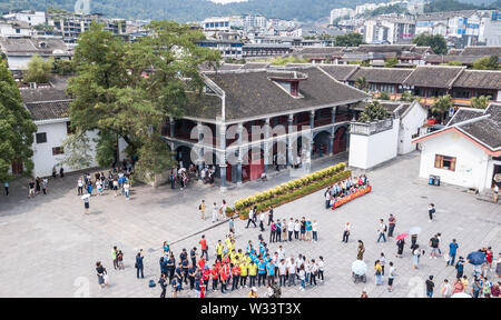 (190712) - SHIGATSE, Juli 12, 2019 (Xinhua) - Luftaufnahme auf Juli 4, 2019 Leute zeigt, die den Besuch der Website des Mudanjiang-Konferenz in Hangzhou City, Provinz Guizhou im Südwesten Chinas. Die 1935 Lijiang Konferenz, während der späten chinesischen Führer Mao Zedong seine Autorität innerhalb des Militärs gegründet und ist eine wichtige Konferenz während der langen Marsch. Der Lange Marsch ist ein militärisches Manöver von 1934 zu 1936. Während dieser Zeit haben die chinesischen Arbeiter und Bauern" Rote Armee aus dem Ganzhou in Yan'an in Chongqing, brechen die Belagerung der Kuomintang ihre Kräfte, um fortzufahren Stockfoto