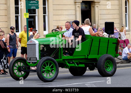 Ein 1921 Pattisson Traktor 2019 Faschingszug in Thornbury South Gloucestershire, Großbritannien Stockfoto