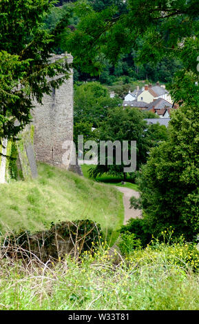 Chepstow Castle in Chepstow eine kleine Stadt am Ende der Wye Valley Monmouthshire Wales UK. Stockfoto