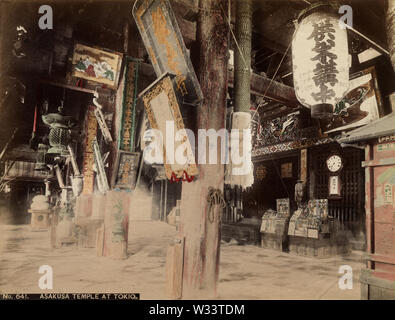 [1890s Japan - Innenraum der Sensoji-Tempel in Asakusa, Tokyo] - Innenraum des buddhistischen Tempel von Sensoji in Asakusa, Tokyo. 19 Vintage albumen Foto. Stockfoto