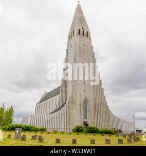 Reykjavik, Island, Juli 2019: hallgrimskirkja oder Kirche von Hallgrimur, evangelische Pfarrkirche, die durch staatliche Architekten Guðjón Samúelsson. Höchste Gebäude Stockfoto