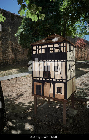 Trashboard imitiert die traditionellen Fachwerkhäuser in der Architektur des Dorfes Covarrubias, Provinz Burgos, Spanien Stockfoto
