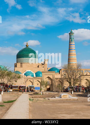 Mausoleum von Pakhlavan Makhmud (Pahlavon Mahmud) und Islom Hoja Minarett, Chiwa, Usbekistan Stockfoto