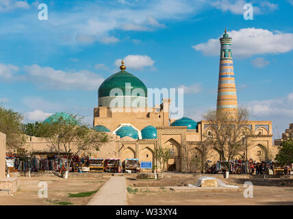 Mausoleum von Pakhlavan Makhmud (Pahlavon Mahmud) und Islom Hoja Minarett, Chiwa, Usbekistan Stockfoto