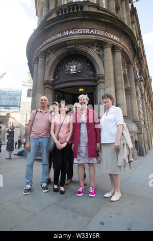 Klimawandel Demonstranten Rachel King (Mitte links) und Kate Stier (Mitte rechts) mit Anhänger außerhalb der Londoner City Magistrates' Court, in dem sie fällig sind, erscheinen nach der jüngsten Aussterben Rebellion Proteste in London. Stockfoto