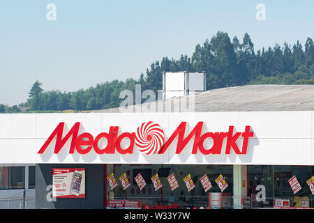 Santiago de Compotela, Spanien; 11. juli 2019: Media Markt Zeichen auf der Fassade. Media Markt ist eine deutsche multinationale Handelsketten verkaufen von Elektro Stockfoto