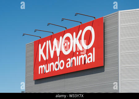 Santiago de Compotela, Spanien; 11. juli 2019: Kiwoko Zeichen auf der Fassade. Kiwoko ist eine spanische pet-Händler Stockfoto