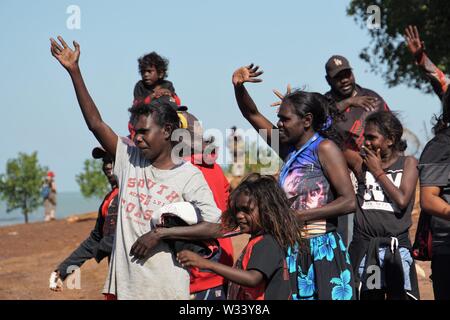 Tiwi Inselbewohner mit Verwandten und Freunden auf der Fähre nach Darwin Auf Wiedersehen Stockfoto