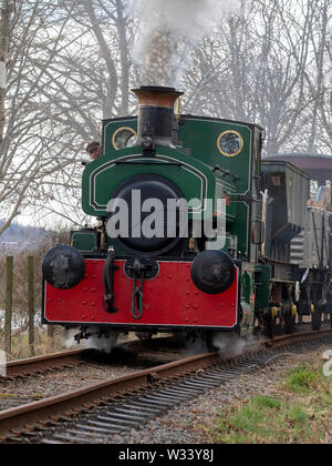 Restaurierte Dampflok (die Bon-Accord) auf einem Abschnitt der Royal Deeside Railway in der Nähe von Banchory auf Deeside, Schottland läuft Stockfoto