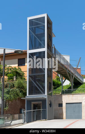 Straße Aufzug mit Rolltreppe in Spanien. Das Konzept der Hilfe für ältere Menschen und Menschen mit Behinderungen, Menschen mit Behinderungen. In der Nähe finden Stockfoto