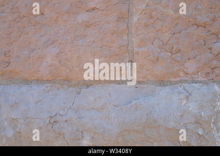 Stein block Wand einer antiken Kirche schließen oben mit Zementfugen und Spuren von Rissen und Verwitterung Stockfoto