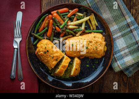 Russische Küche gefüllte Hähnchen schnitzel Kiew - Stil mit Butter Sauce Stockfoto