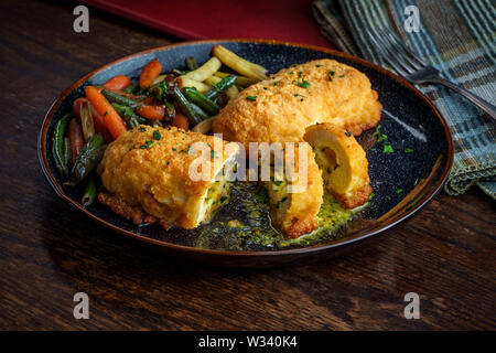 Russische Küche gefüllte Hähnchen schnitzel Kiew - Stil mit Butter Sauce Stockfoto