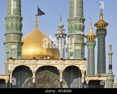 Qom, Iran. 10 Nov, 2017. 10.11.2017, Iran, Qom: das Heiligtum der Fatemeh al-Masumeh, die Schwester von der Achte Imam, in der Stadt Qom im Iran mit seiner goldenen Kuppel ist ein großer Pilger Ziel, am 10.11. 2017. Quelle: Thomas Schulze/dpa-Zentralbild/ZB | Verwendung weltweit/dpa/Alamy leben Nachrichten Stockfoto