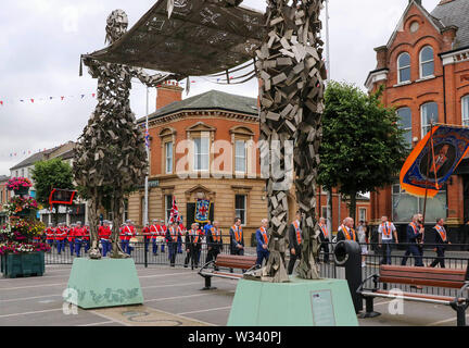 Lurgan, County Armagh, Nordirland. vom 12. Juli 2019. Der zwölften Juli wird von Orange Um markierte Paraden über Nordirland. Lurgan Bezirk linken Sitz von Brownlow House vor der Parade der Stadt zum War Memorial und dann unter der Leitung der Stadt Tandragee für die wichtigsten County Armagh Demonstration. Die Paraden über Nordirland kennzeichnen den Sieg von Wilhelm von Orange über James in der Schlacht am Boyne im Jahre 1690. Credit: CAZIMB/Alamy Leben Nachrichten. Stockfoto