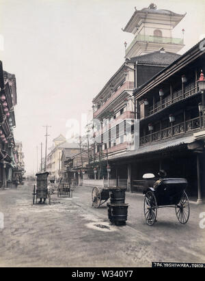 [1880s Japan - Bordelle in Yoshiwara Red Light District, Tokio] - drei - Geschichte Holz- Bordelle in Nakanocho (仲ノ町) in der Prostitution und Vergnügungsviertel Yoshiwara in Tokio. Siehe Blog Eintrag: Http://oldphotosjapan.com/en/photos/275/yoshiwara-brothels 19 Vintage albumen Foto. Stockfoto