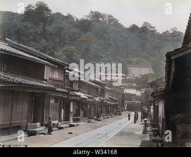 [1880s Japan - Japanische Street View an Suwano-machi, Nagasaki] - Suwano-machi (諏訪町) in Nagasaki. Der Tempel in der Rückseite ist Koeizan Choshoji Tempel (光栄山長照寺). Mt. (Kazagashira 風頭山) ist im Hintergrund. Ein einsamer Wasserpumpe und Gas Lamp sind auf der rechten Seite. Zwischen 1887 (Meiji 20) und 1892 (Meiji 25) fotografiert. 19 Vintage albumen Foto. Stockfoto