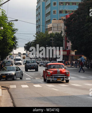 Havanna, Kuba - Juli 2, 2019: klassische Autos und moderne Autos teilen der Straße auf einen ruhigen Nachmittag in Havanna. Stockfoto