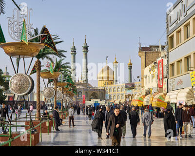 Qom, Iran. 10 Nov, 2017. 10.11.2017, Iran, Qom: das Heiligtum der Fatemeh al-Masumeh, die Schwester von der Achte Imam, in der Stadt Qom im Iran mit seiner goldenen Kuppel ist ein großer Pilger Ziel, am 10.11. 2017. Quelle: Thomas Schulze/dpa-Zentralbild/ZB | Verwendung weltweit/dpa/Alamy leben Nachrichten Stockfoto