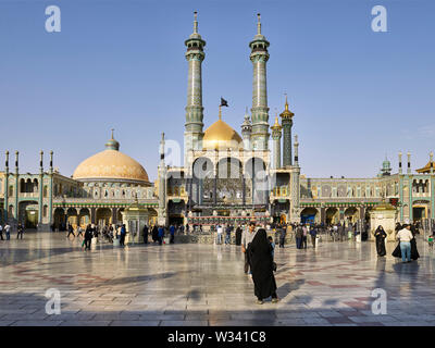 Qom, Iran. 10 Nov, 2017. 10.11.2017, Iran, Qom: das Heiligtum der Fatemeh al-Masumeh, die Schwester von der Achte Imam, in der Stadt Qom im Iran mit seiner goldenen Kuppel ist ein großer Pilger Ziel, am 10.11. 2017. Quelle: Thomas Schulze/dpa-Zentralbild/ZB | Verwendung weltweit/dpa/Alamy leben Nachrichten Stockfoto