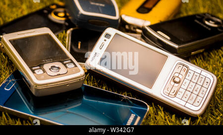Auswahl von alten Mobiltelefonen ab Mitte 2000 vor der Einführung des Smartphones Stockfoto