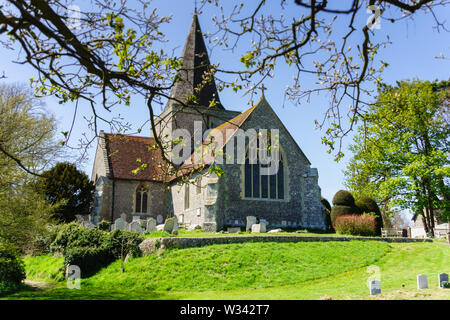 Kirche St. Andrew's aus dem 14. Jahrhundert auf dem grünen Dorf Alfriston, East Sussex, Großbritannien. Stockfoto