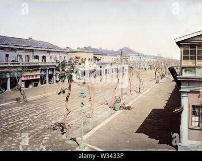 [1870s Japan - Street View von Ginza, Tokyo] - Ginza, Ca. 1873. Brände Ginza im Jahr 1872 zerstört, woraufhin die Tokioter Regierung irischen Architekten Thomas J. Gewässer zu Vertrag feuerbeständig im westlichen Stil Gebäude zu entwerfen. Wenn das Multi-plan abgeschlossen wurde 1877 (Meiji 10), Ginza wurde Tokios angesagtesten Einkaufsstraße. 19 Vintage albumen Foto. Stockfoto