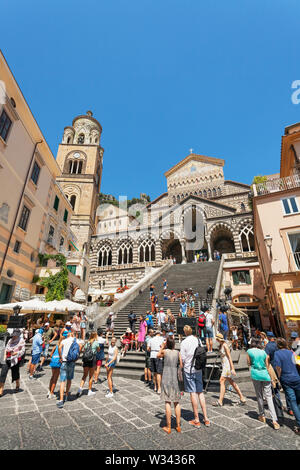 Touristen, die sich in der Piazza und auf die Stufen vor dem Duomo di Sant Andrea, Amalfi, Küste von Amalfi, Salerno, Kampanien, Italien Stockfoto