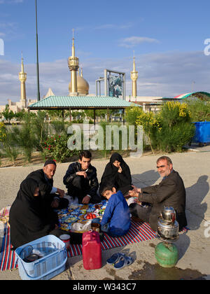 Teheran, Iran. 14 Apr, 2018. 14.04.2018, Iran, Teheran: Die khomeini Mausoleum in der iranischen Hauptstadt Teheran, am 14.04.2018. Es beherbergt das Grab der schiitische Ayatollah Ruhollah Khomeini, und Herrscher, als auch das der Khadid Saqafi, seine Frau und Ahmad Khomeini, sein zweiter Sohn. Es liegt etwa 10 km südlich von Teheran in der Nähe des Friedhofs von-e Behesht Zahra (? Paradies von Zahra?). Mindestgebühr 20,- Euro Grundgebühr EUR 20, 00 Quelle: Thomas Schulze/dpa-Zentralbild/ZB | Verwendung weltweit/dpa/Alamy leben Nachrichten Stockfoto