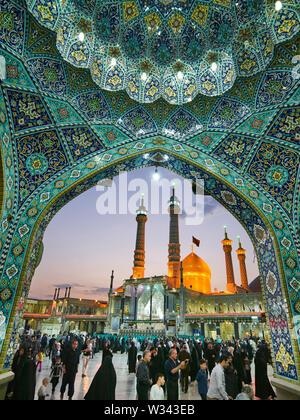 Qom, Iran. 10 Nov, 2017. 10.11.2017, Iran, Qom: das Heiligtum der Fatemeh al-Masumeh, die Schwester von der Achte Imam, in der Stadt Qom im Iran mit seiner goldenen Kuppel ist ein großer Pilger Ziel, am 10.11. 2017. Mindestgebühr 20,- Euro Grundgebühr EUR 20, 00 Quelle: Thomas Schulze/dpa-Zentralbild/ZB | Verwendung weltweit/dpa/Alamy leben Nachrichten Stockfoto