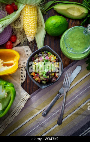 Ensalada de Frijoles y Maiz, mexikanische Feldsalat mit cremiger avocado Dressing und Zutaten der Umgebung Stockfoto