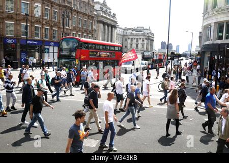 Bild zeigt: Demonstranten März nach Westminster und das Hohe Gericht Blockade auf dem Weg nach Tommy Robinson gefangengesetzt im Old Bailey für Heute 11.7.19 Stockfoto