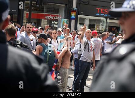 Bild zeigt: Demonstranten März nach Westminster und das Hohe Gericht Blockade auf dem Weg nach Tommy Robinson gefangengesetzt im Old Bailey für Heute 11.7.19 Stockfoto