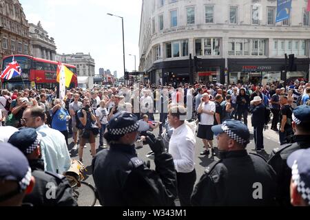 Bild zeigt: Demonstranten März nach Westminster und das Hohe Gericht Blockade auf dem Weg nach Tommy Robinson gefangengesetzt im Old Bailey für Heute 11.7.19 Stockfoto