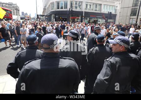 Bild zeigt: Demonstranten März nach Westminster und das Hohe Gericht Blockade auf dem Weg nach Tommy Robinson gefangengesetzt im Old Bailey für Heute 11.7.19 Stockfoto