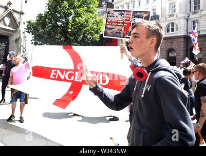 Bild zeigt: Demonstranten März nach Westminster und das Hohe Gericht Blockade auf dem Weg nach Tommy Robinson gefangengesetzt im Old Bailey für Heute 11.7.19 Stockfoto