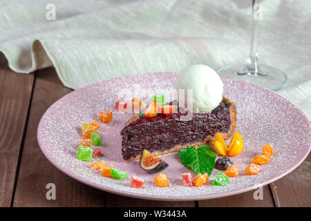 Stück Schokolade Mandel Maismehl Kuchen mit Balsamico beträufeln und Eis Stockfoto