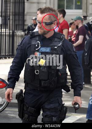 Bild zeigt: Hohe Drama in Westminster Polizist mit Googleglass Stil kamera Brillen Tommy Robinson im Old Bailey gefangengesetzt für Heute 11.7.1 Stockfoto