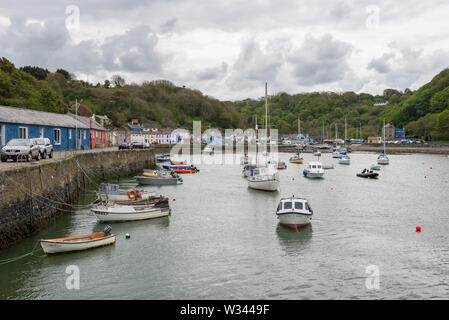 Untere Fishguard Hafen in Pembrokeshire an der Küste von West Wales. Stockfoto