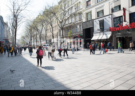 Menschen Überqueren der Straße, öffentliche Verkehrsmittel, ihre Hunde zu Fuß und auf dem Fahrrad, Verkehr, Zebrastreifen in Wien, Österreich Stockfoto