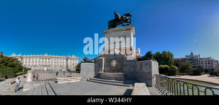 Madrid, Spanien - 21. Juni 2019: Denkmal für Felipe IV an der Plaza de Oriente, gegenüber dem Königspalast Stockfoto