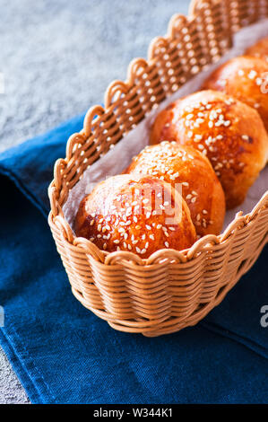 Hausgemachten burger Brötchen Mit Sesam in einem Korb. Stockfoto