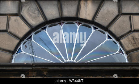 Ein Halbkreis Fenster über eine Tür in einem Gebäude in Edinburgh, Schottland, Großbritannien Stockfoto