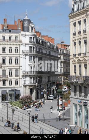 Lyon (Frankreich). 2. Arrondissement (Stadtviertel). Alte Gebäude und Passanten in Place de la Republique Square (Platz der Republik). Straßen rue Stockfoto