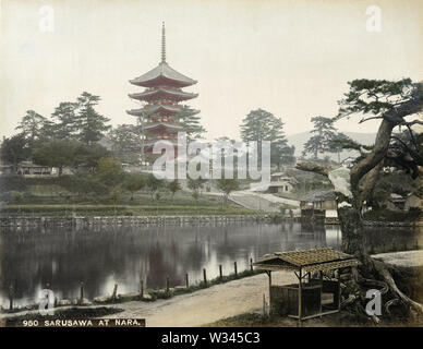 [1890s Japan - japanische Pagode in Nara] - Ansicht von Sarusawa Pond und das 5-stöckige Pagode des Kofukuji Tempel, Nara. 19 Vintage albumen Foto. Stockfoto